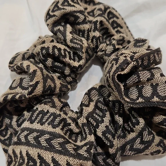 NWOT Never Worn Marc Jacobs Monogram Jaquard Scrunchie - Picture 5 of 5